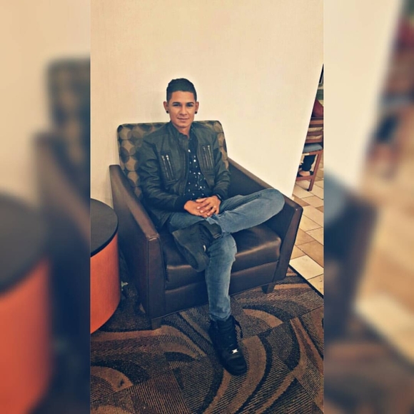 Meet your Posher, Fernandez - Picture 1 of 1